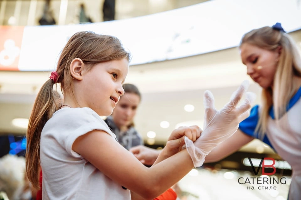 Фотография девочки в одноразовых перчатках на мероприятии Алиса в Стране чудес в ТРЦ Метрополис