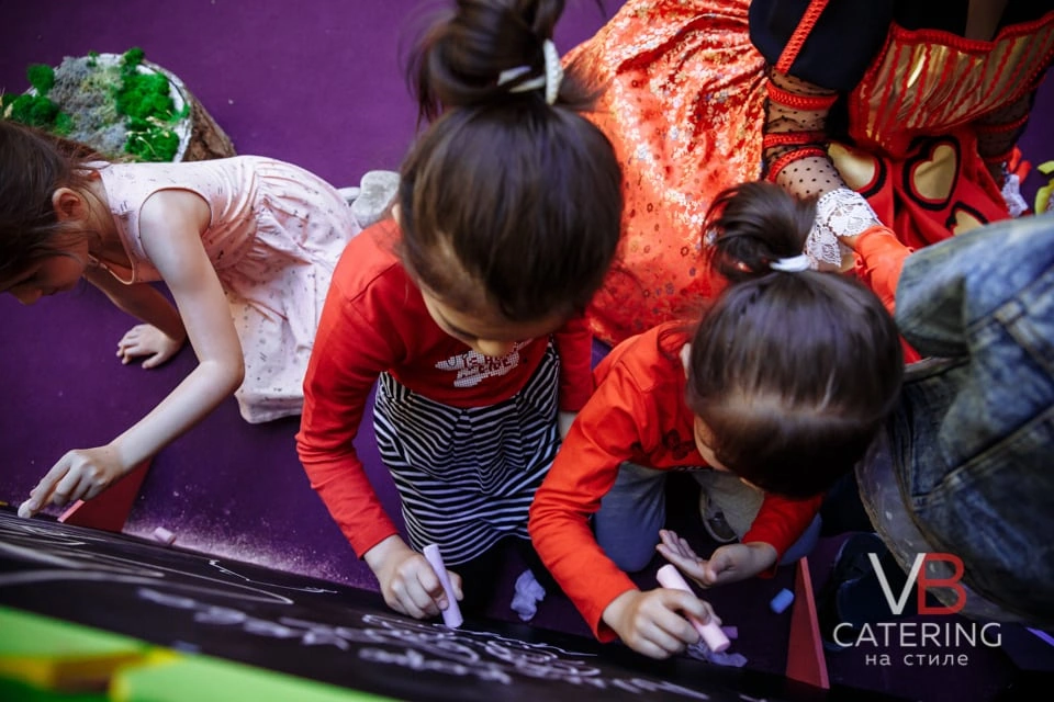 Фотография детей рисующих на меловой доске на мероприятии Алиса в Стране чудес в ТРЦ Метрополис
